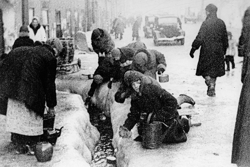 Einwohner Leningrads schöpfen im Winter 1942 Wasser aus einer gebrochenen Leitung