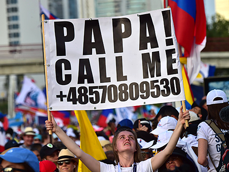 Weltjungendtag in Panama: Eine Jugendliche hält ein Plakat mit der Aufschrift "Papa, call me" hoch