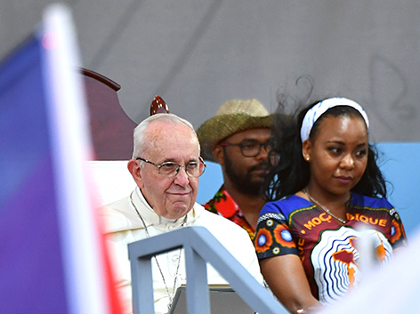 Papst Franziskus sitzt neben einer jungen Frau am ersten Abend des Weltjugendtags in Panama