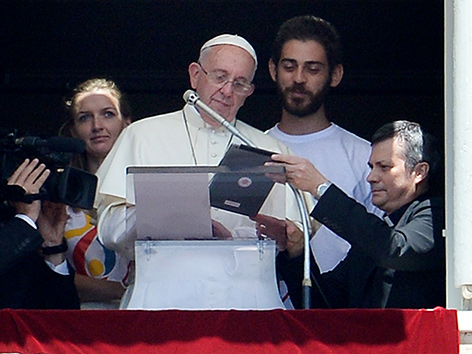 Papst Franziskus mit einem Ipad beim Vorstellen seiner Gebetsapp Click to Pray.