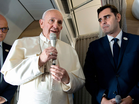 Papst Franziskus PK Flugzeug
