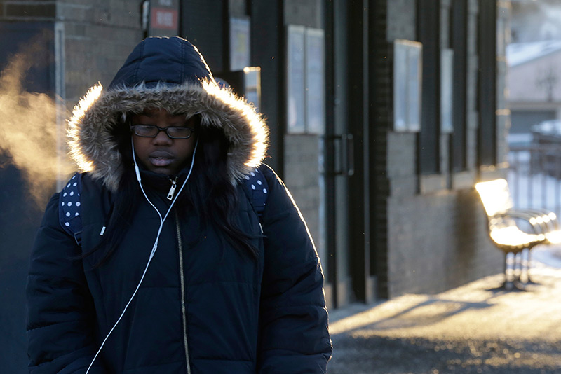Kälte in Chicago: Junger Mann Fellkapuze auf der Straße