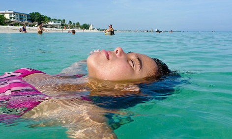 Eine Urlauberin am Strand von Varadero in Kuba