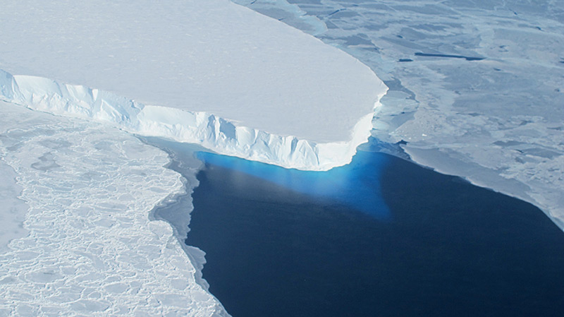 Eisfläche grenzt an das Meer: der Thwaites-Gletscher  im westantarktischen Marie-Byrd-Land