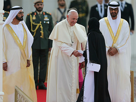 Papst Franziskus schüttelt  Amal Al Qubaisi, der Präsidentin des parlamentarischen Beirats der VAE im Beisein von Abu Dhabi's Kronprinz Scheich Mohammed bin Zayed Al Nahyan