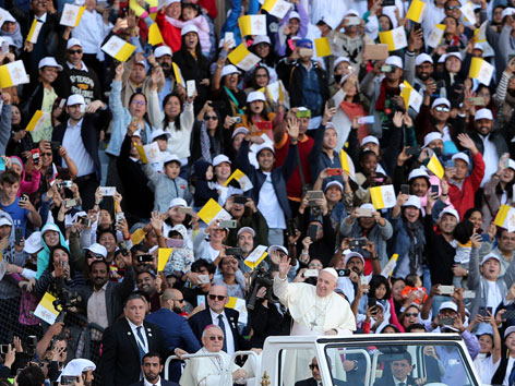 Papst Franziskus im Papamobil vor der großen Messe in Abu Dhabi