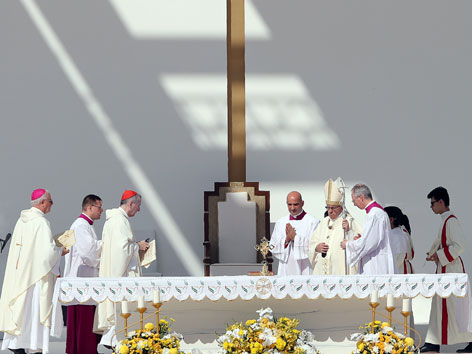 Papst Franziskus bei einer Messe in Abu Dhabi im Sonnenschein