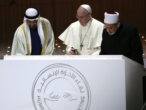 Papst Franziskus und Großimam Al-Tajjib beim Unterzeichnen einer interreligiösen Erklärung gegen Gewalt und Missbrauch der Religion