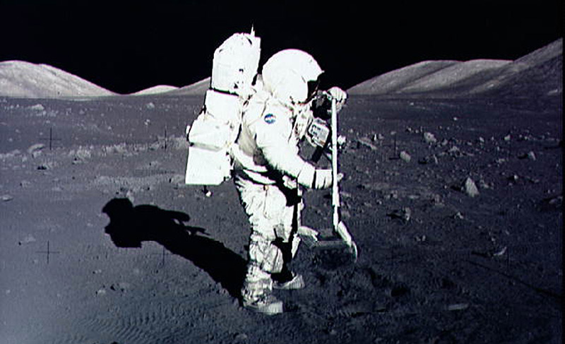 1972: Astronaut im Raumanzug auf der Mondoberfläche