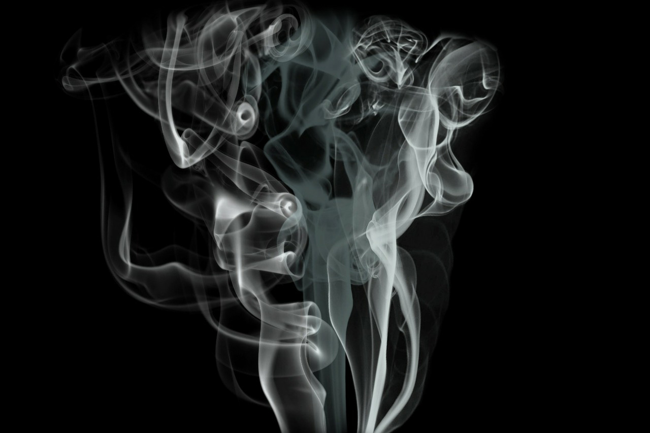 Weißer Rauch vor schwarzem Hintergrund