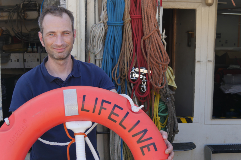 Ein Mitarbeiter der Lifeline mit Rettungsring
