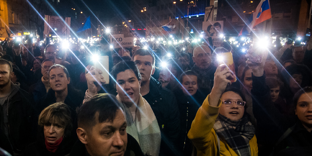 Demonstration am 21. Februar 2019 in Bratislava: Menschen leuchten mit ihren Handys.