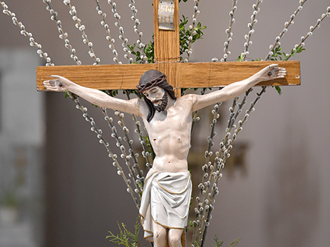 Ein Kreuz mit Jesusfigur in einer Kirche