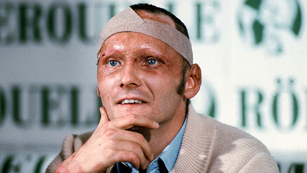 Niki Lauda mit Verband am Kopf