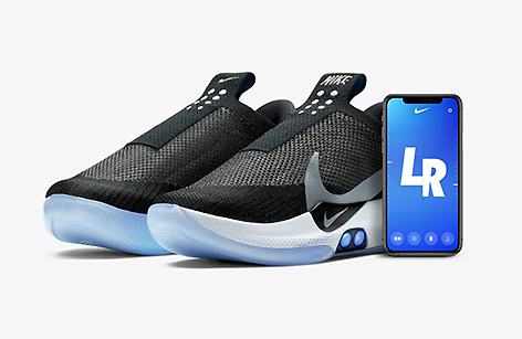 Der Nike Adapt BB neben Smartphone mit geöffneter App