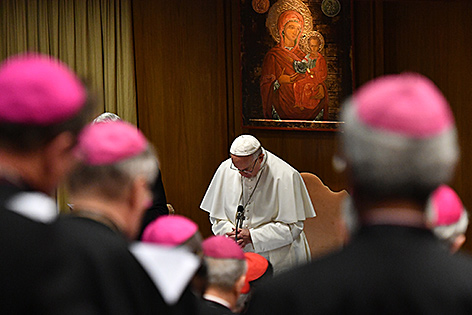 Papst Franziskus im Gebet bei der Antimissbrauchskonferenz im Vatikan
