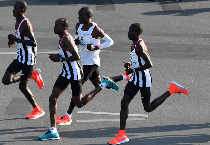 Der spätere Sieger Eliud Kipchoge in einer Gruppe von Spitzenläufern beim Berlin-Marathon 2018