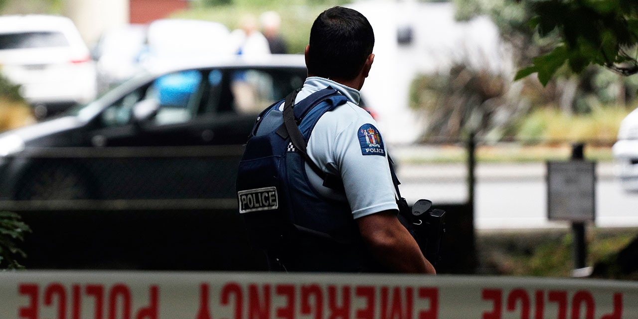 Polizist vor der Moschee in Christchurch
