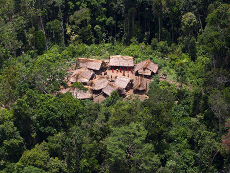 Kleines indigenes Dorf im Amazonas-Urwald