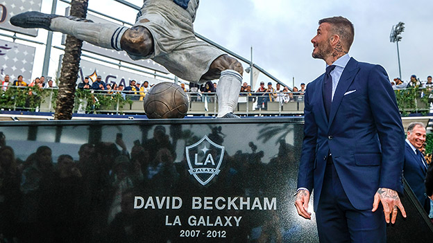 David Beckham vor seiner Statue