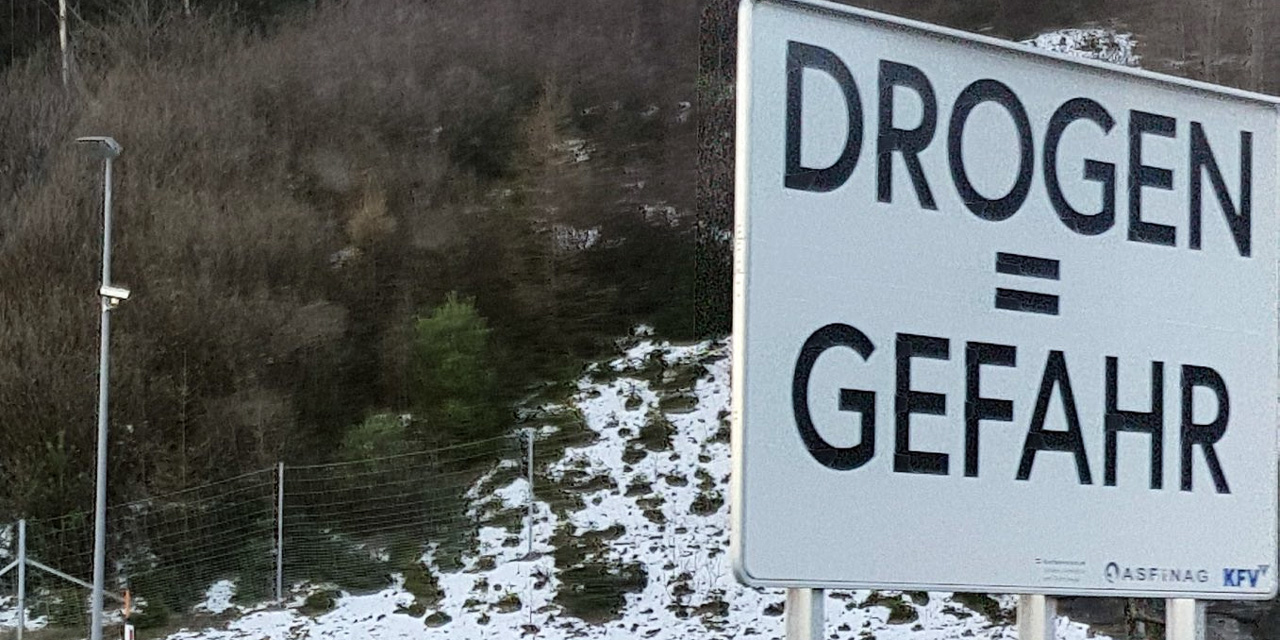 Autobahnkampagne mit Sujet "Drogen = Gefahr"