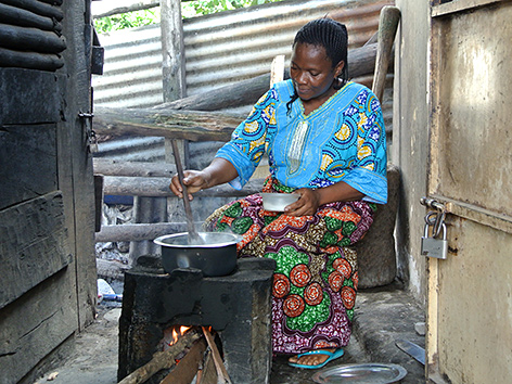 Von der Aktion Fastensuppenessen unterstütztes Projekt in Tansania: Eine Frau kocht Suppe