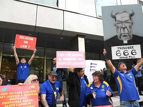 Demo vor dem Gerichtsgebäude in Melbourne, in dem das Urteil gegen Kardinal George Pell verkündet wird