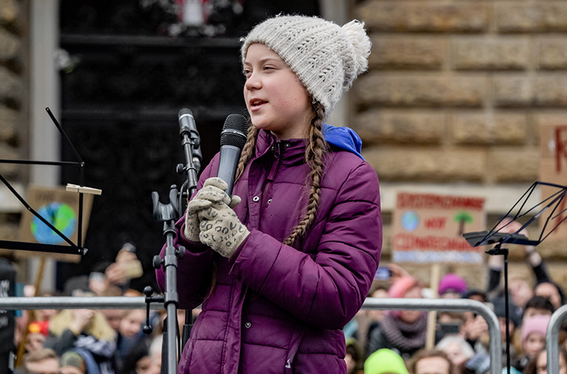 Greta Thunberg hält bei einer Klimaschutz-Demonstration in Hamburg eine Rede