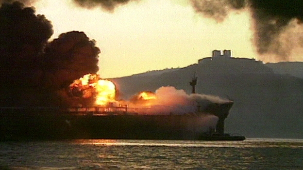 Tanker "Nassia" brennt im Bosporus im März 1994