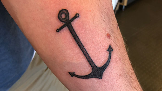 Robert Kratky mit seinem neuen Anker-Tattoo