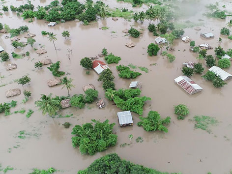 In Mosambik steht ein ganzes Dorf unter Wasser, nur Dächer sind zu sehen.