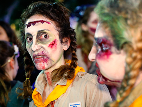 Teilnehmerinnen des "Zombie Walk" zu Purim in Tel Aviv