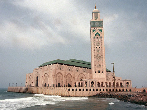 Die Hassan II. Moschee in Casablanca, direkt am Meer