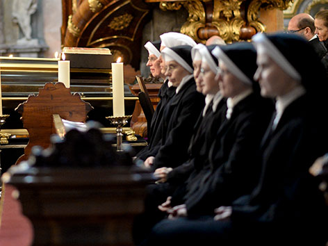 Ordensfrauen in Tracht in einer Kirche