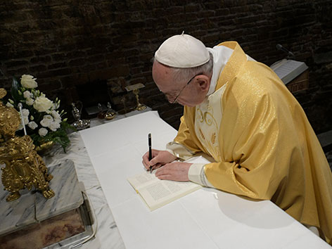 Papst Franziskus bei der Unterzeichnung des Papiers zur Jugendsynode
