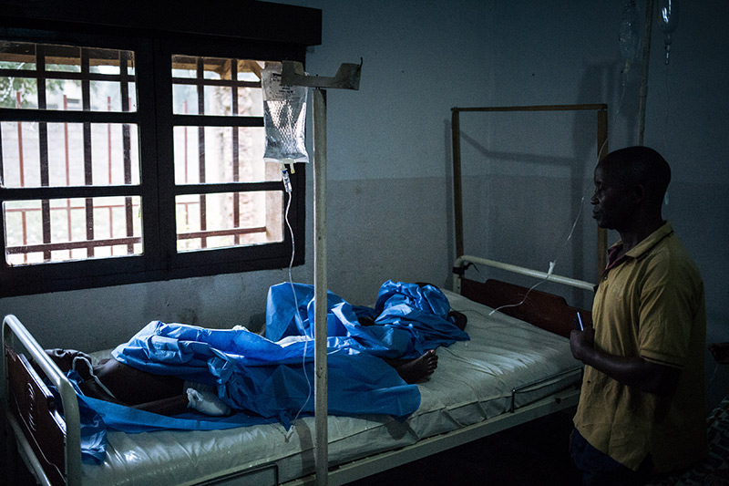 Krankenhaus im Kngo: Ein Patient liegt in einem karg ausgestatteten Krankenzimmer