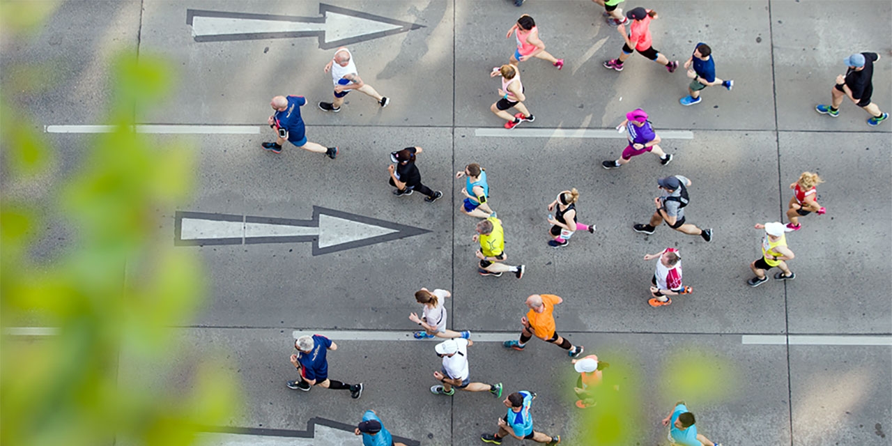 Marathonläufer*innen aus der Luft fotografiert