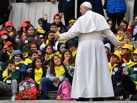 Papst Franziskus bei einer Generalaudienz vor einer Gruppe Kinder