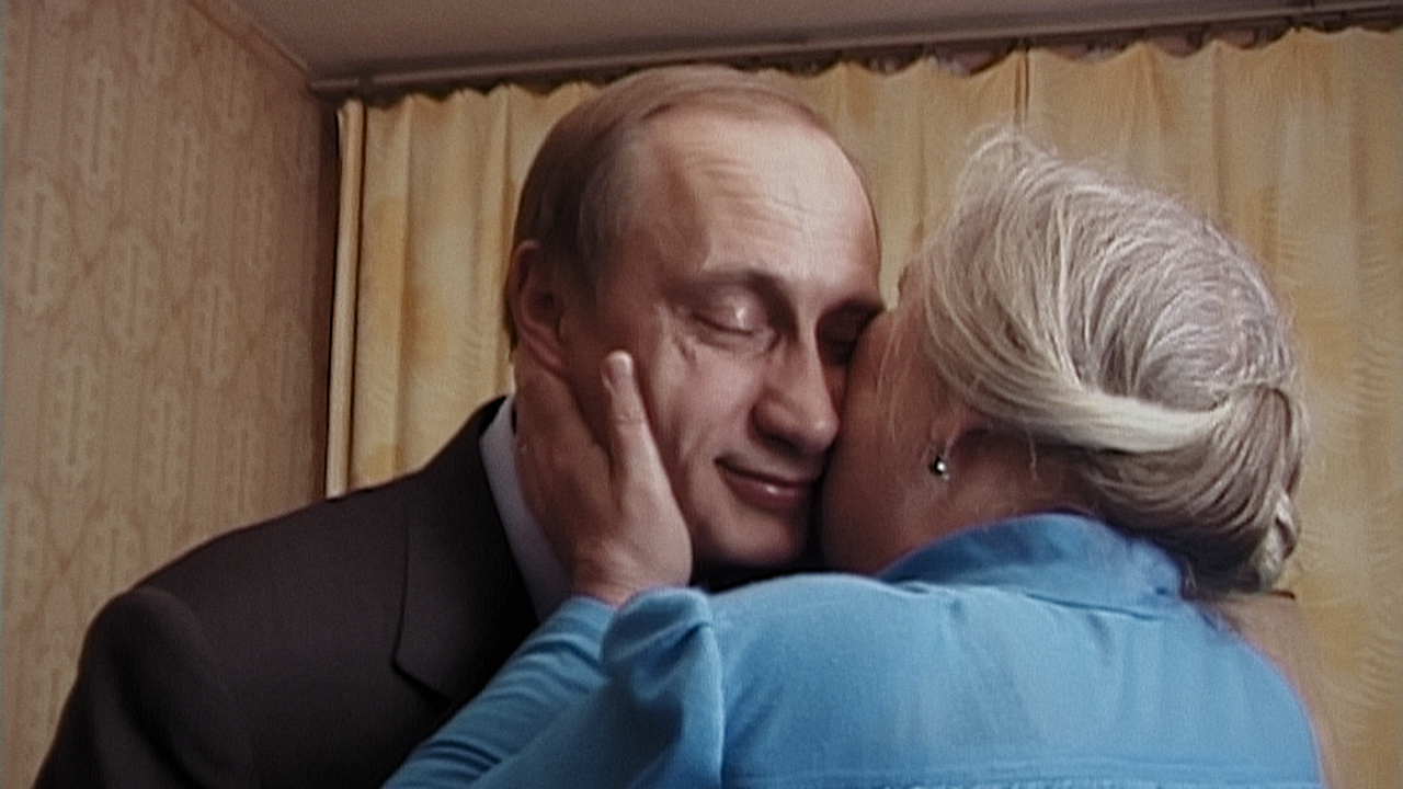 Putin wird geküsst von einer Frau