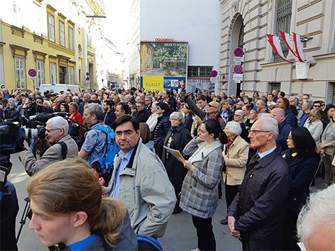Protest gegen die neue Karfreitagsregelung vor der Dorotheerkirche in Wien