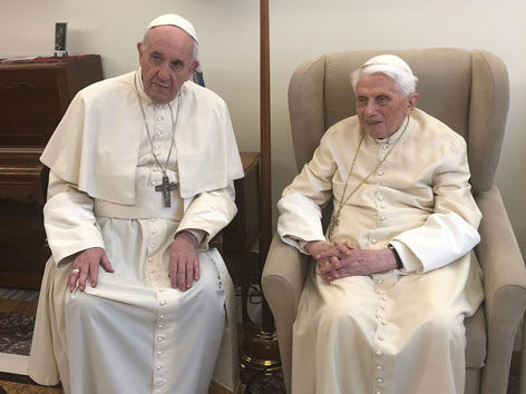 Papst Franziskus und der emeritierte Papst Benedikt XVI.