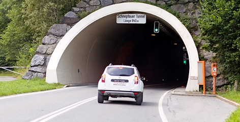 Auto fährt in einen Tunnel