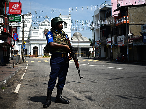 Ein Soldat steht vor der St-Antoniuskirche in Colombo, Sri Lanka