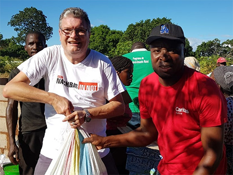 Caritas-Katastrophenhelfer Andreas Wenzel bei einer Nahrungsmittelverteilung in Mosambik