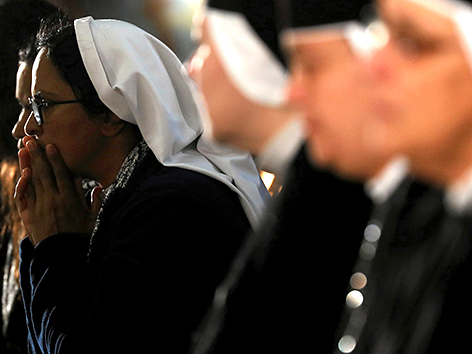 Katholische Ordensfrauen beten in einer Kirche in einem Vorort von Kairo, Ägypten