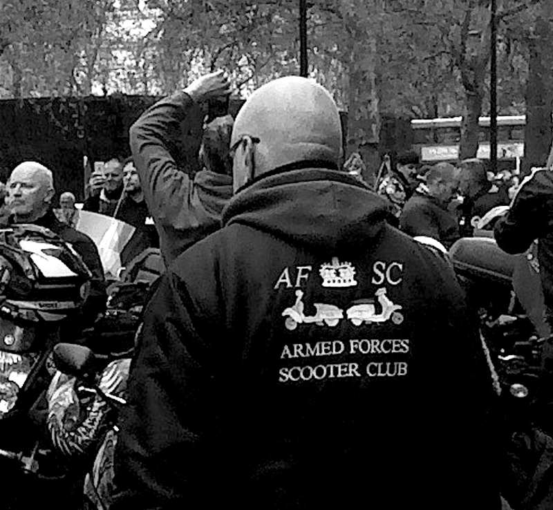 Mann mit Bomberjacke vom Armed Forces Scooter Club