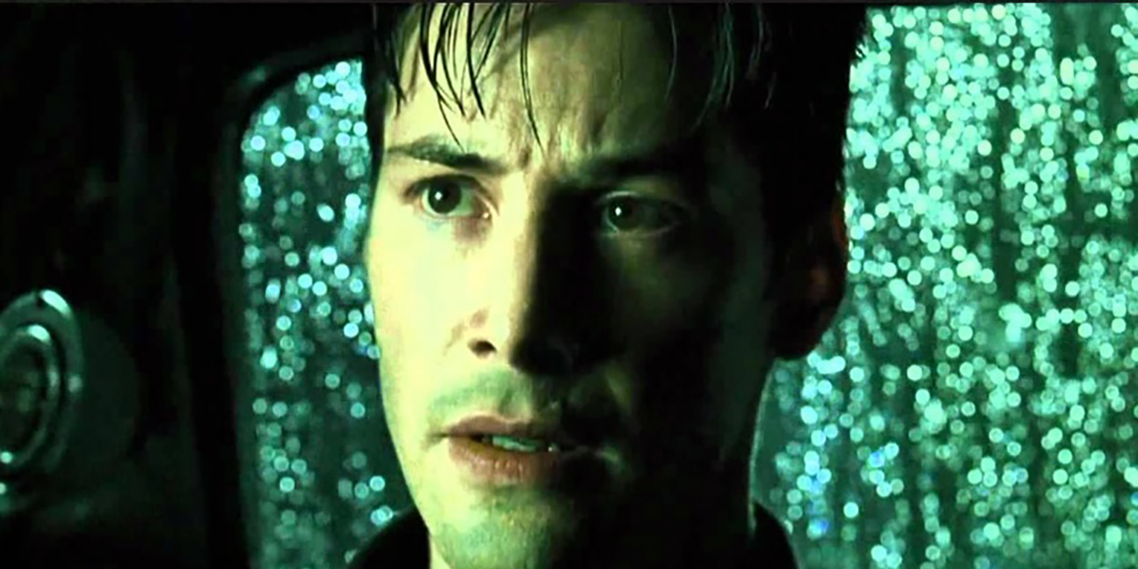 Keanu Reeves in einem Auto in The Matrix
