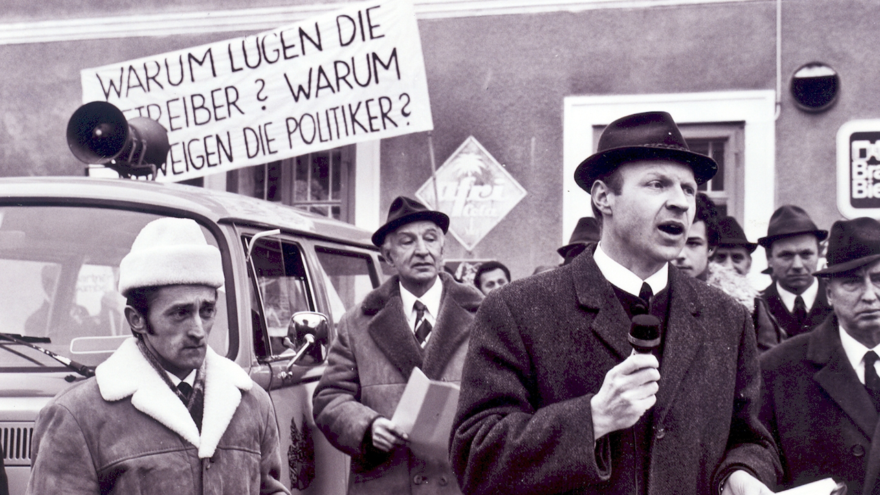 Historische Aufnahme zeigt Protest gegen Atomkraftwerk