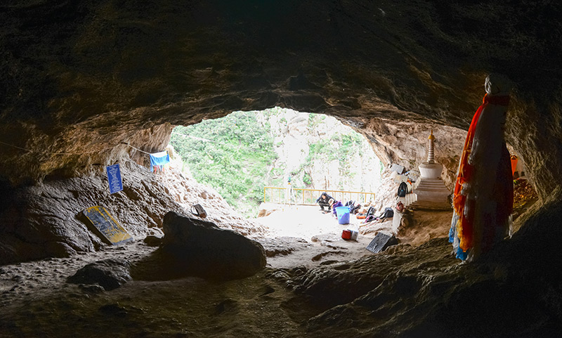 Eingang der Baishiya-Karsthöhle in Xiahe