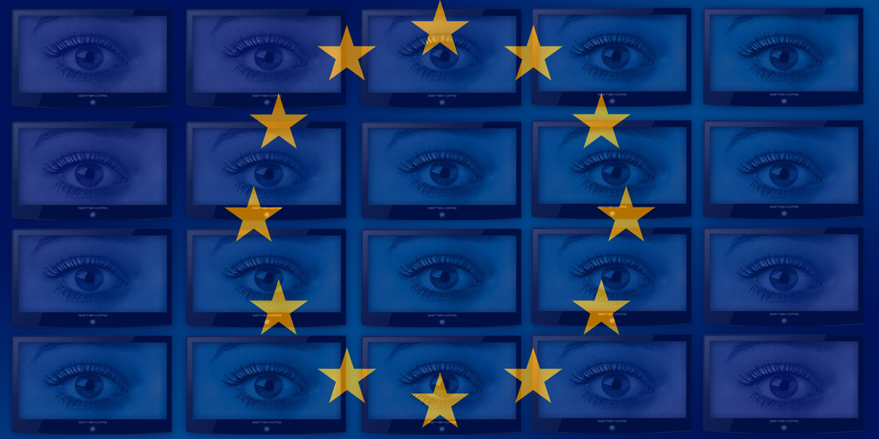 EU-Sternenbanner über einer Bildschirmwand, die lauter Augenpaare zeigt